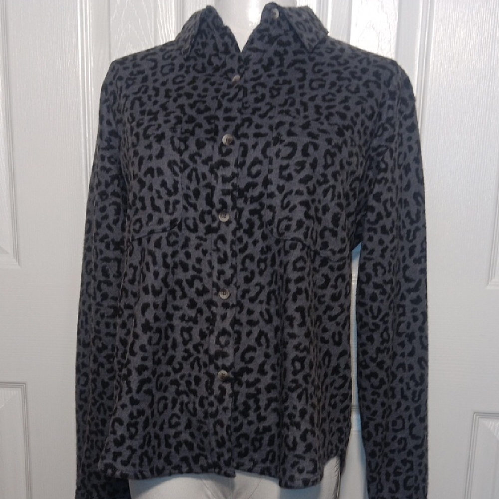 NWT. Beachlunchlounge Charcoal and Black Animal Print Button-Down Shacket